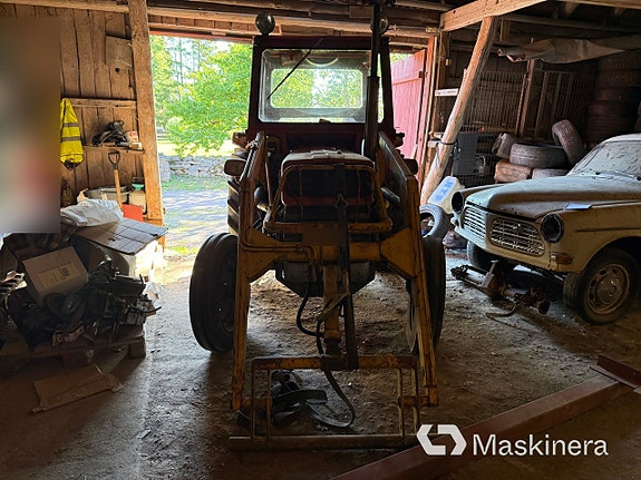 Traktor Massey Ferguson 135 + Tillbehör 2 of 27