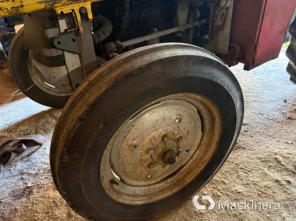 Traktor Massey Ferguson 135 + Tillbehör 15 of 27