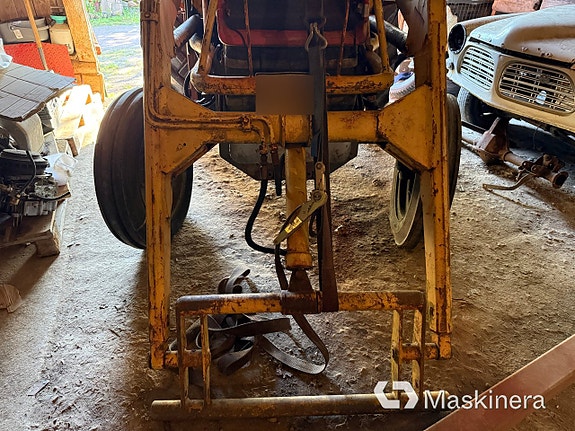 Traktor Massey Ferguson 135 + Tillbehör 25 of 27