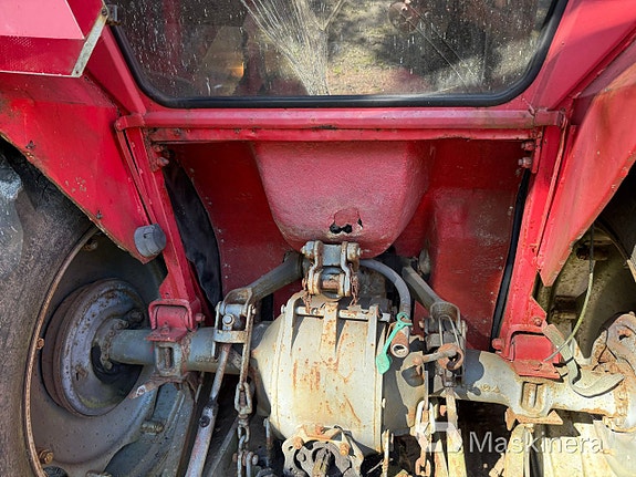 Traktor Massey Ferguson 135 + Tillbehör 10 of 27