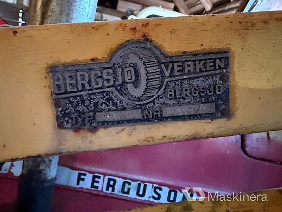 Traktor Massey Ferguson 135 + Tillbehör 20 of 27