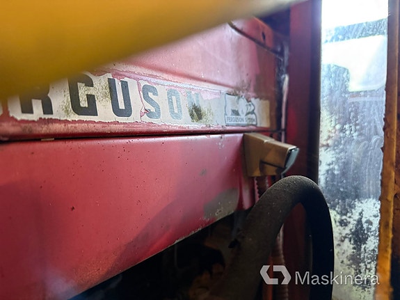 Traktor Massey Ferguson 135 + Tillbehör 21 of 27