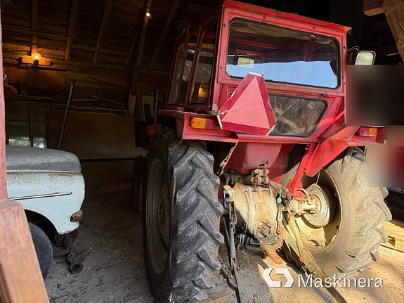 Traktor Massey Ferguson 135 + Tillbehör 6 of 27