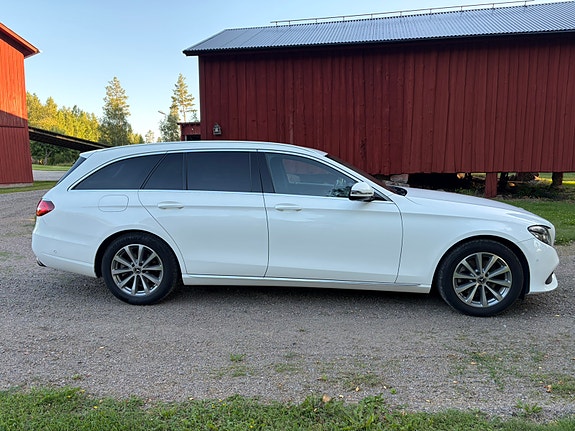 Mercedes-Benz E220 4 of 5
