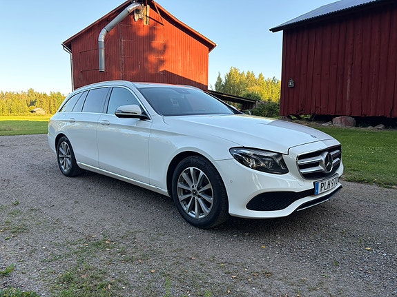 Mercedes-Benz E220 2 of 5
