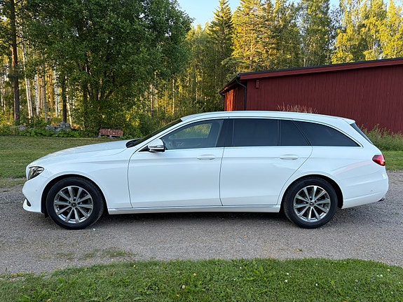 Mercedes-Benz E220 3 of 5
