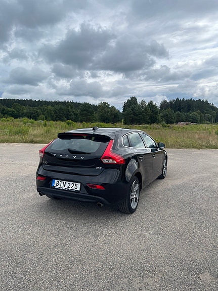 Volvo V40 2 of 5