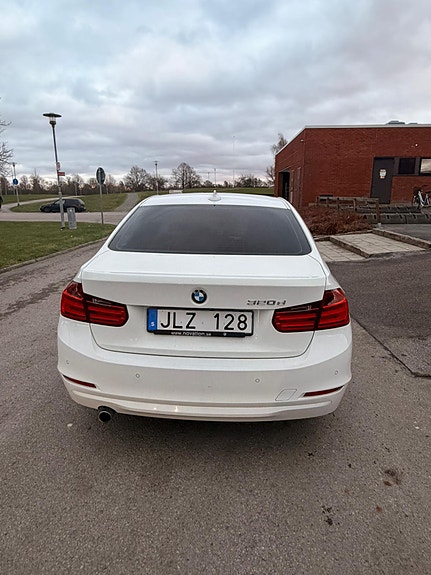 BMW 320d 2 of 5