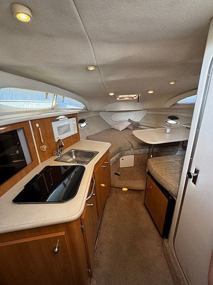 Bayliner 2655 Ciera Sunbridge 300 hk – Bravo III – Servad & sjösatt för säsongen 9 of 12
