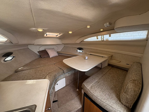 Bayliner 2655 Ciera Sunbridge 300 hk – Bravo III – Servad & sjösatt för säsongen 10 of 12