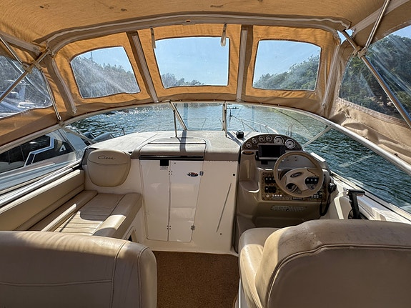 Bayliner 2655 Ciera Sunbridge 300 hk – Bravo III – Servad & sjösatt för säsongen 6 of 12