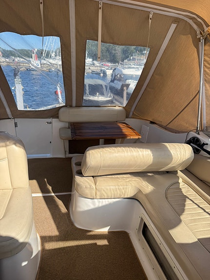 Bayliner 2655 Ciera Sunbridge 300 hk – Bravo III – Servad & sjösatt för säsongen 7 of 12