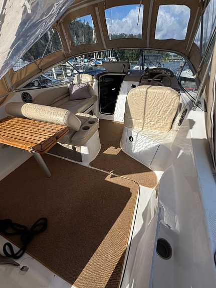 Bayliner 2655 Ciera Sunbridge 300 hk – Bravo III – Servad & sjösatt för säsongen 5 of 12