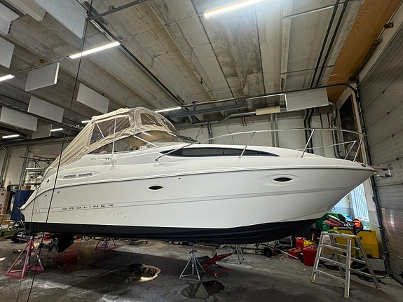 Bayliner 2655 Ciera Sunbridge 300 hk – Bravo III – Servad & sjösatt för säsongen 4 of 12