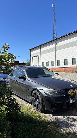 BMW 330Xi 2 of 9