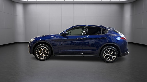 Alfa Romeo Stelvio 2 of 5