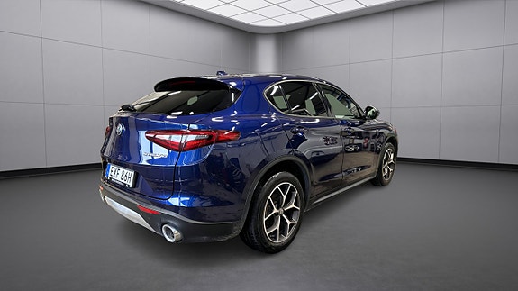 Alfa Romeo Stelvio 4 of 5