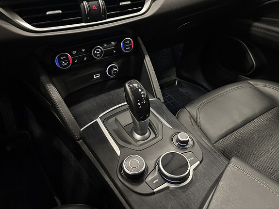 Alfa Romeo Stelvio 21 of 27