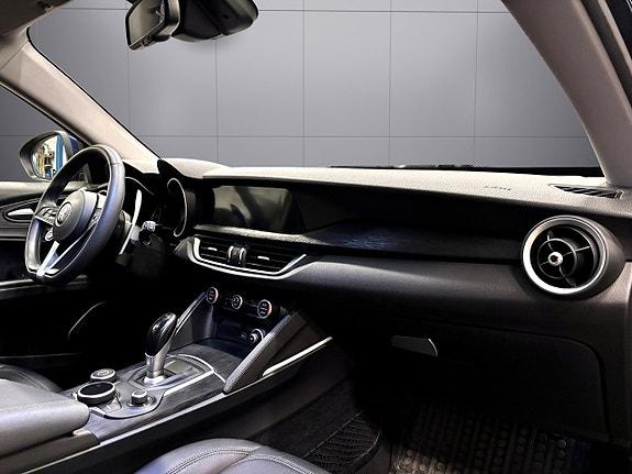 Alfa Romeo Stelvio 22 of 27