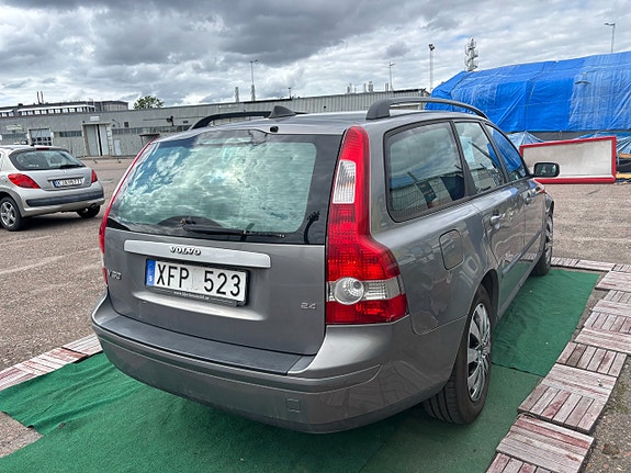 Volvo V50 3 of 5