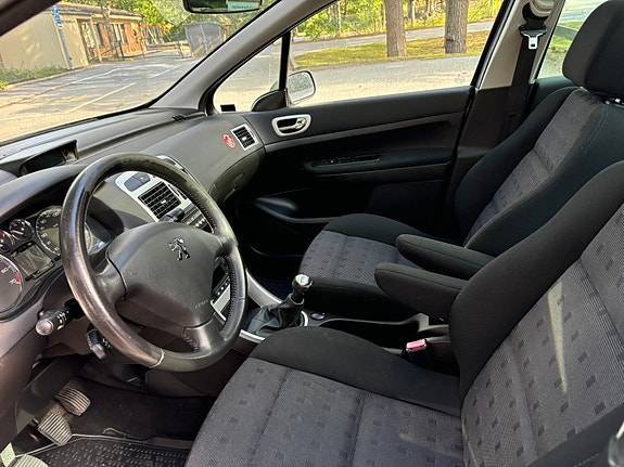 Peugeot 307 SW 7 of 9