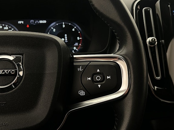 Volvo XC40 17 of 27