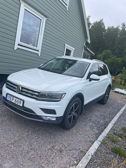 Volkswagen Tiguan 2 of 3
