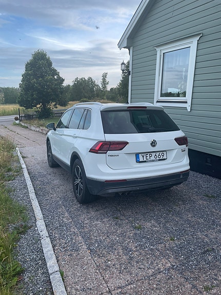 Volkswagen Tiguan 3 of 3