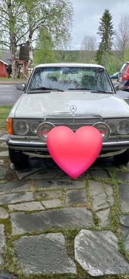 Mercedes-Benz 240 D 2 of 5