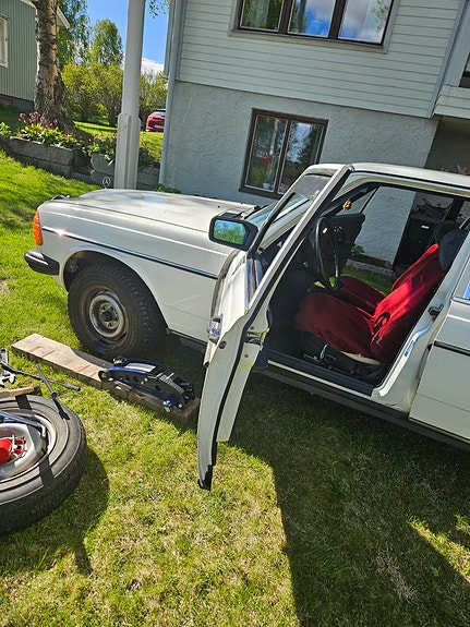 Mercedes-Benz 240 D 5 of 5