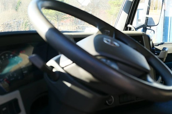 Volvo FM330 4x2 9 of 9