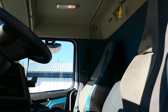 Volvo FM330 4x2 8 of 9