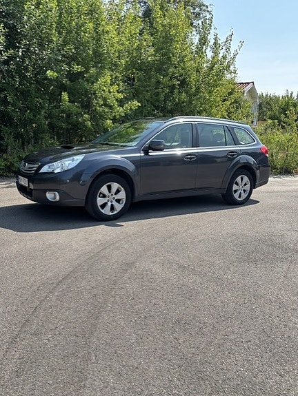 Subaru Outback 2 of 5