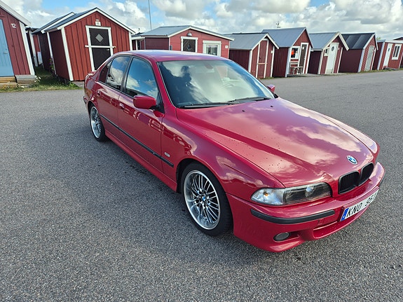 BMW 523i 3 of 5