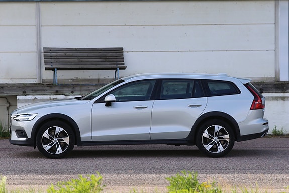 Volvo V60 Cross Country 2 of 5