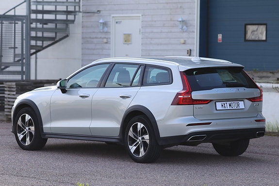Volvo V60 Cross Country 3 of 5