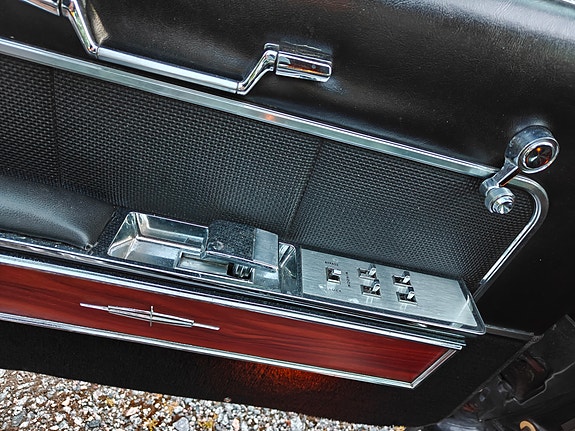 Lincoln Continental 13 of 16