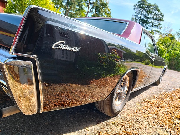 Lincoln Continental 2 of 5