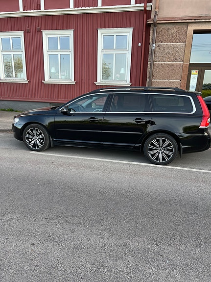 Volvo V70 2 of 2