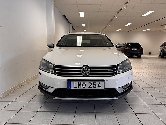 Volkswagen Passat Alltrack 2 of 5