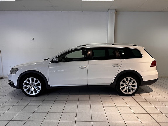 Volkswagen Passat Alltrack 3 of 5