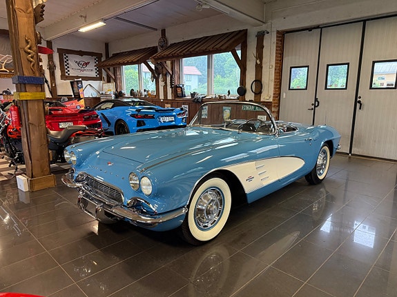 Chevrolet Corvette 3 of 5