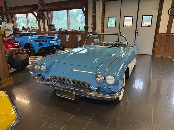 Chevrolet Corvette 4 of 5