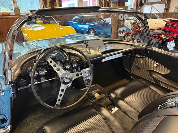 Chevrolet Corvette 21 of 29