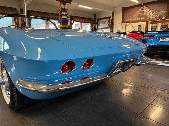 Chevrolet Corvette 18 of 29