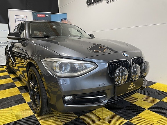 BMW 118d 3 of 5
