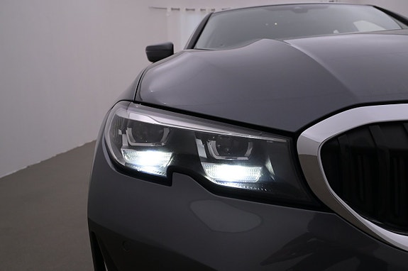 BMW 330e 25 of 27