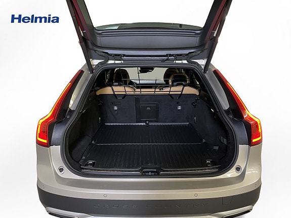 Volvo V90 Cross Country 9 of 16