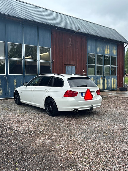 BMW 320d 3 of 5