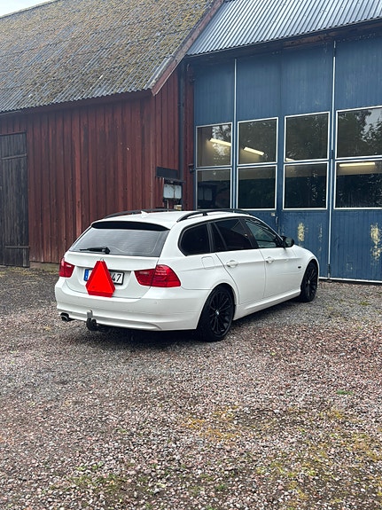 BMW 320d 4 of 5